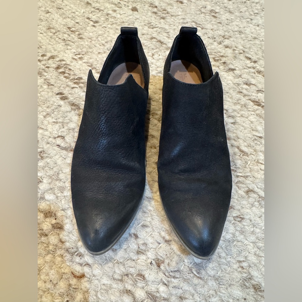 Frye Black leather ankle shorties women size 8